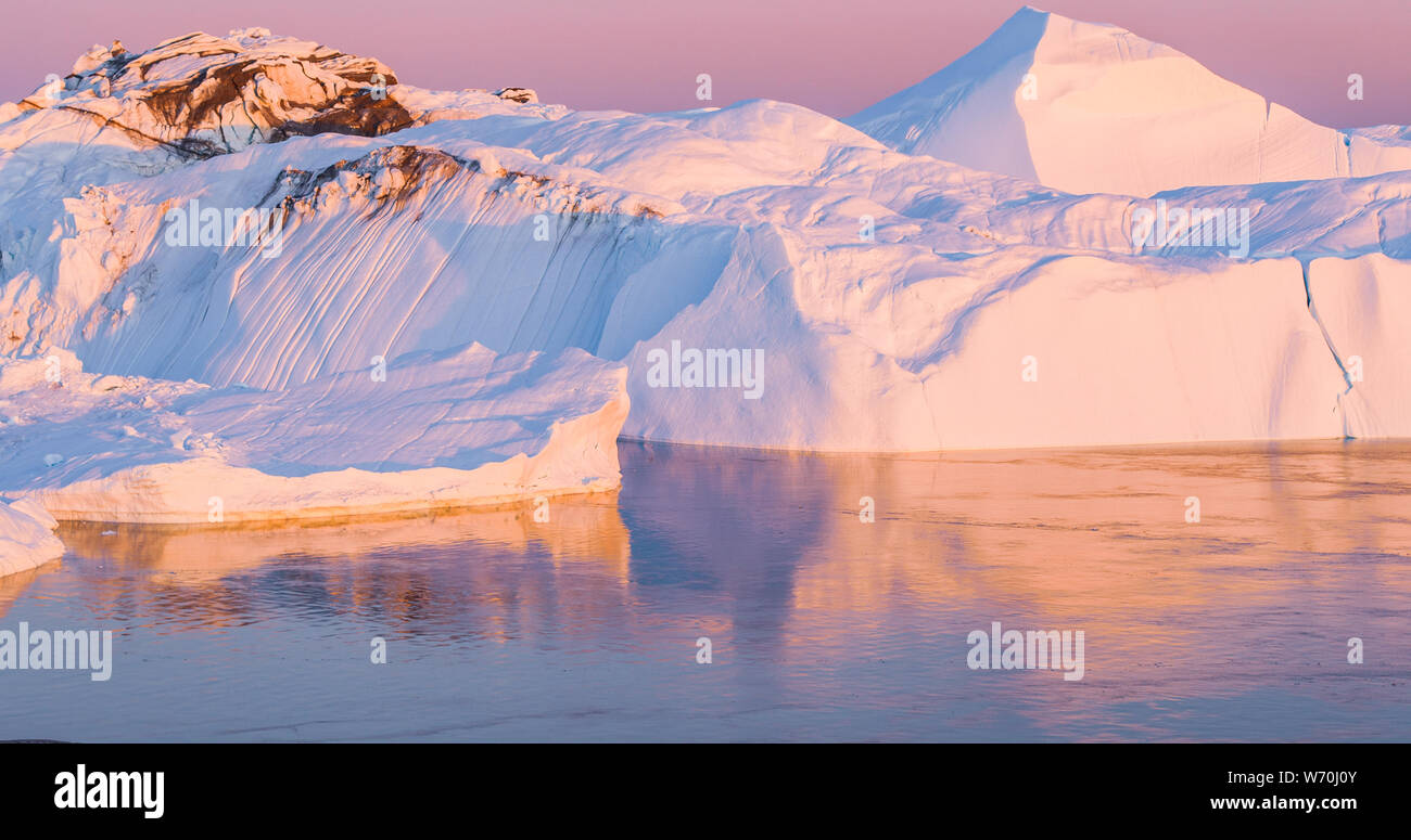 El cambio climático y el Calentamiento Global - Icebergs de derretimiento del glaciar en icefjord en Ilulissat, en Groenlandia. Imagen aérea de la naturaleza ártica paisaje de hielo. Sitio de Patrimonio Mundial de la Unesco. Foto de stock