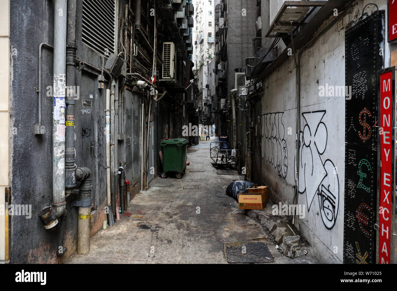 Oscuro, sucio y estrecho callejón en Wan Chai, Hong Kong, pero podría estar en cualquier parte. Foto de stock