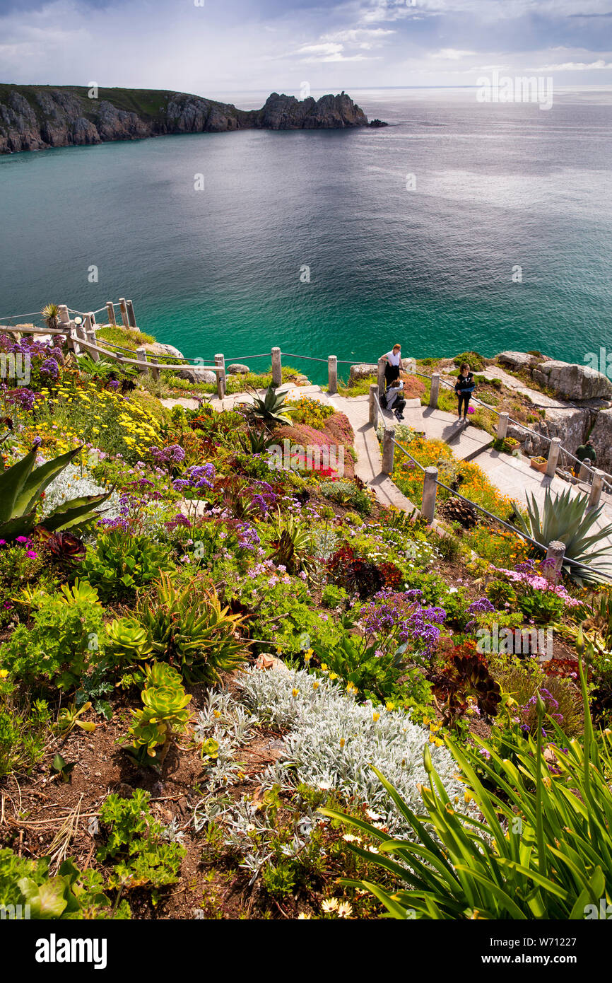 Reino Unido, Inglaterra, Cornwall, Porthcurno, Minack Theatre, jardín y terraza, vistas a la bahía de Logan Rock Foto de stock