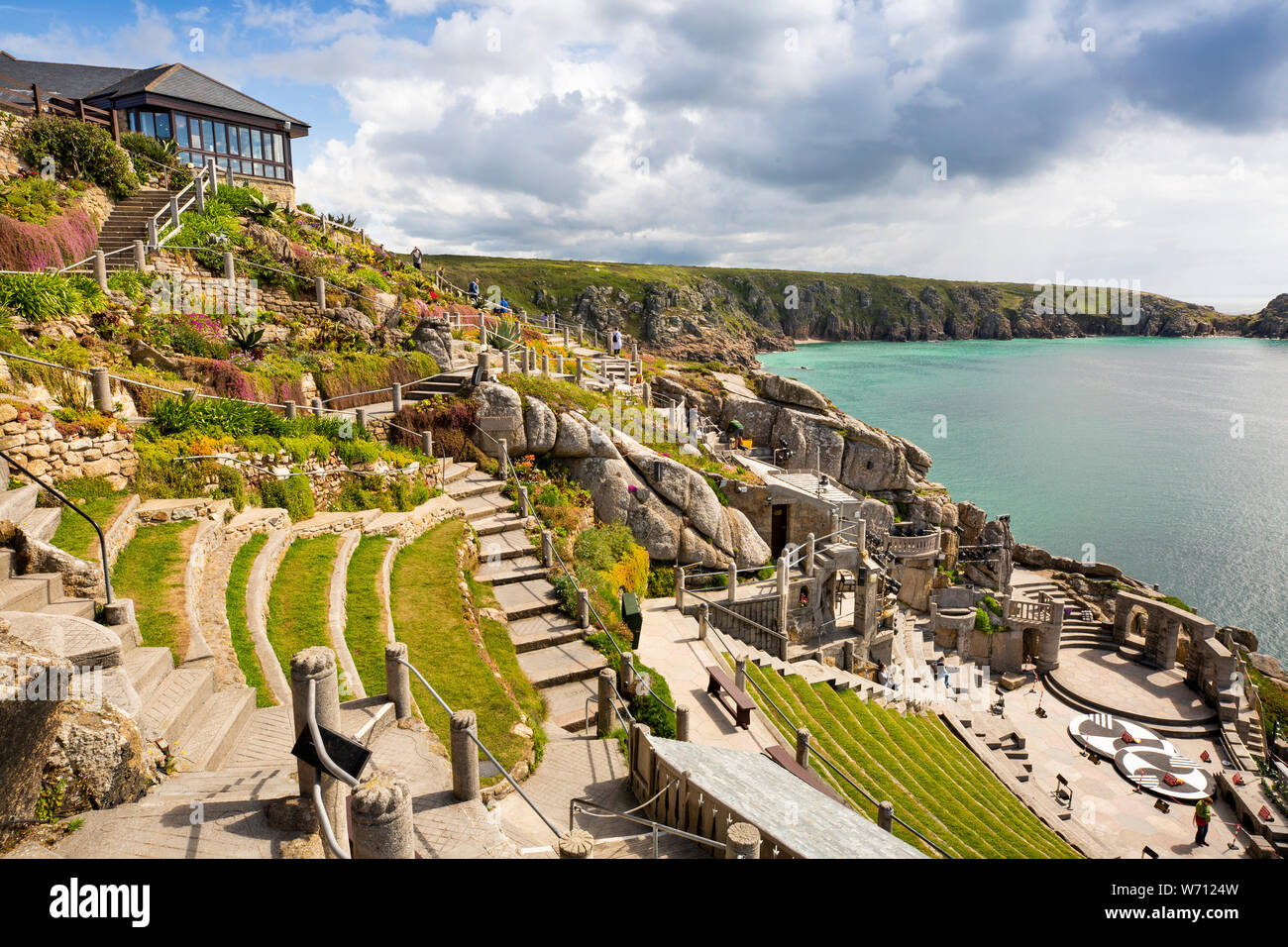 Reino Unido, Inglaterra, Cornwall, Porthcurno, Minack Theatre, asientos adosados que conducen a la etapa Foto de stock