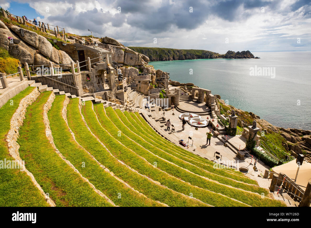 Reino Unido, Inglaterra, Cornwall, Porthcurno, Minack Theatre, asientos adosados que conducen a la etapa Foto de stock