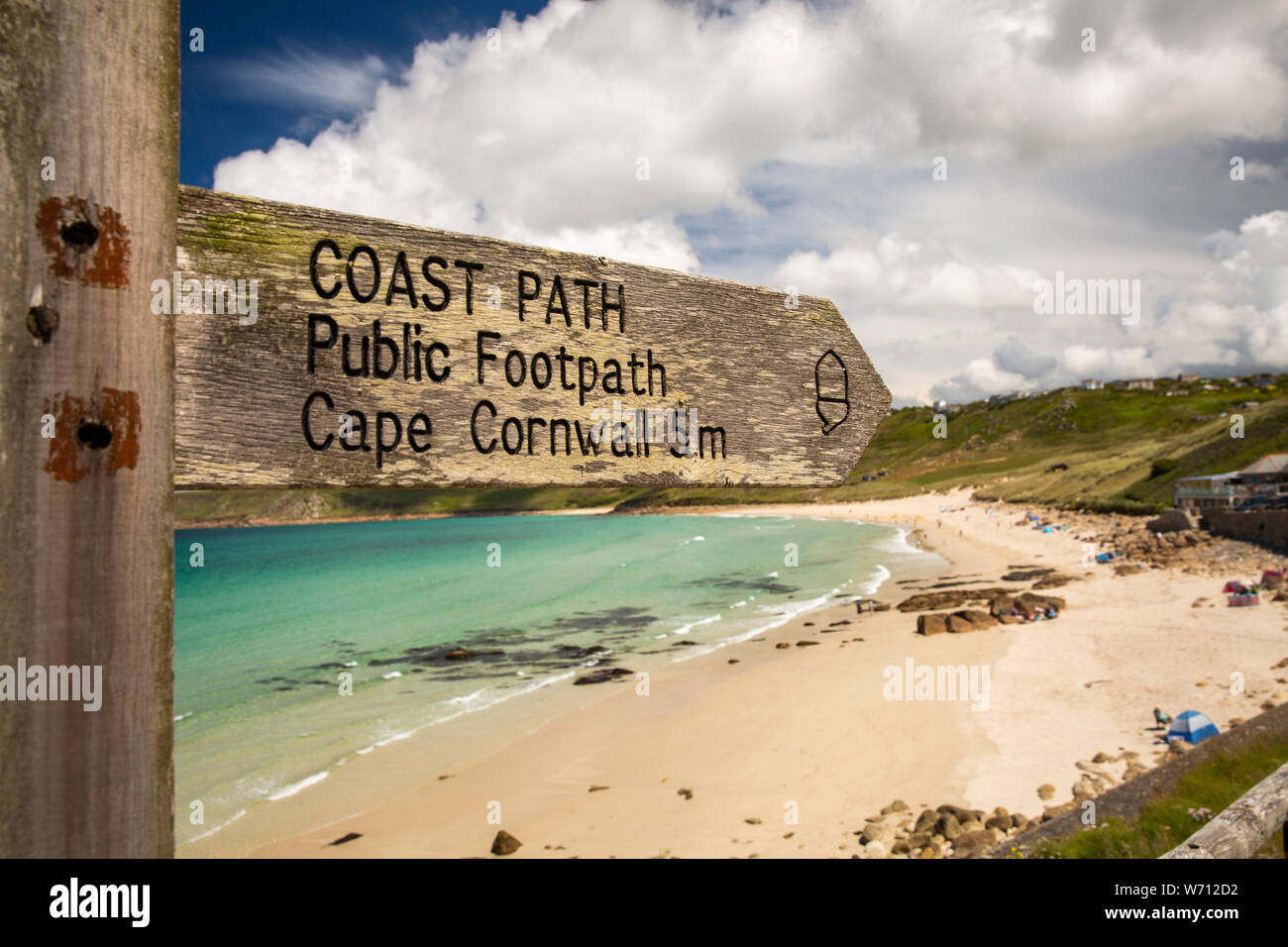 Reino Unido, Inglaterra, Cornwall, Sennen Cove, señalizar la ruta de la costa de Cornwall en sunshine playa arriba Foto de stock