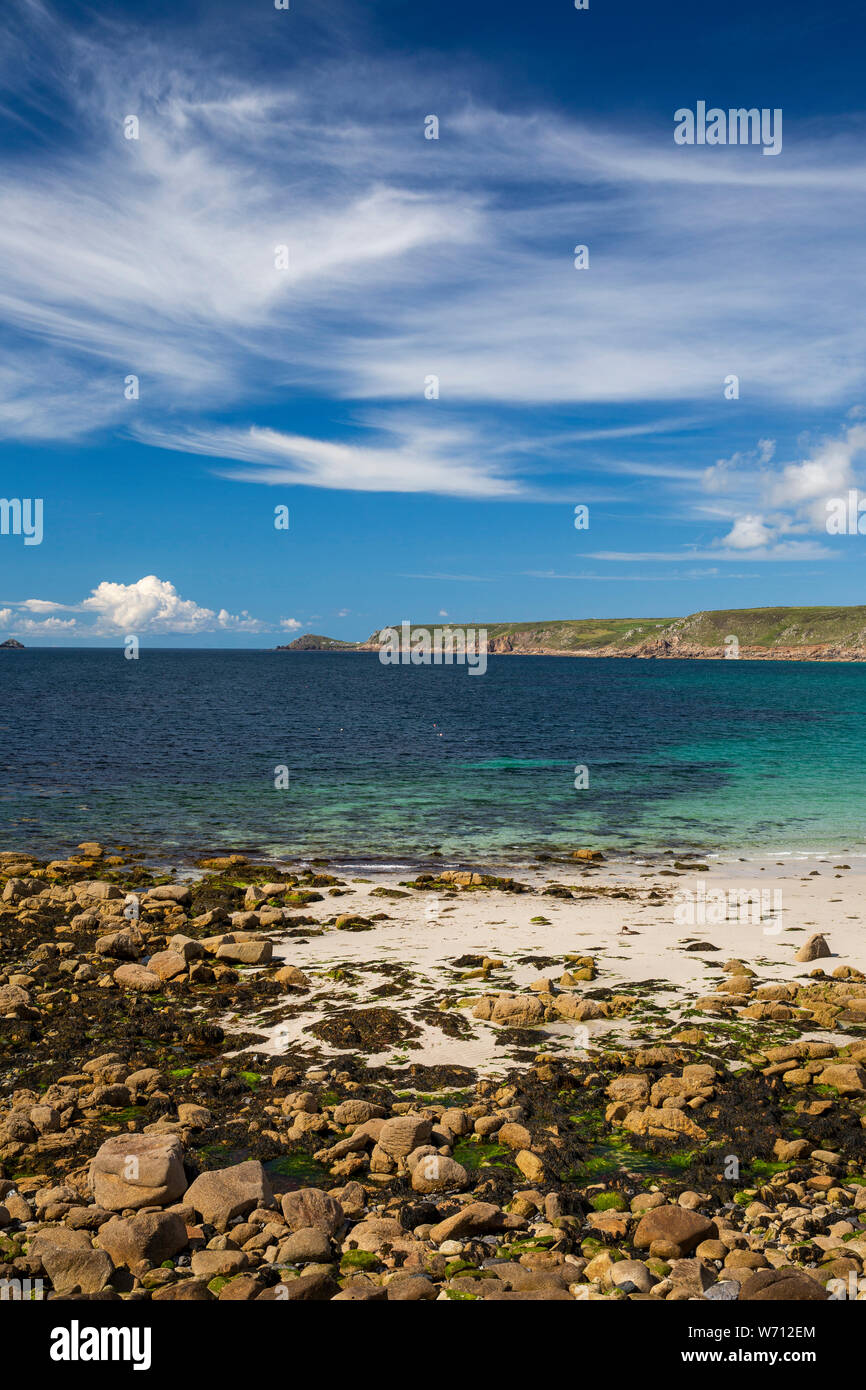 Reino Unido, Inglaterra, Cornwall, Sennen Cove Beach y Whitesand Bay en sunshine hacia Cape Cornwall Foto de stock