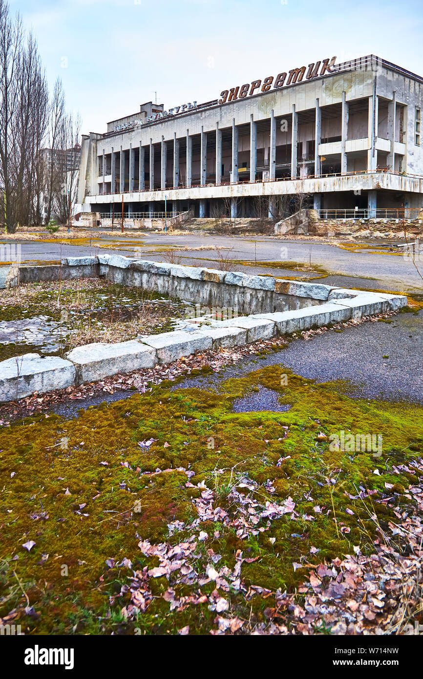 Edificio abandonado en Pripyat. Inscripción en la construcción - Palacio de Cultura Energetik. Zona de exclusión. Chernobyl, Pripyat Foto de stock
