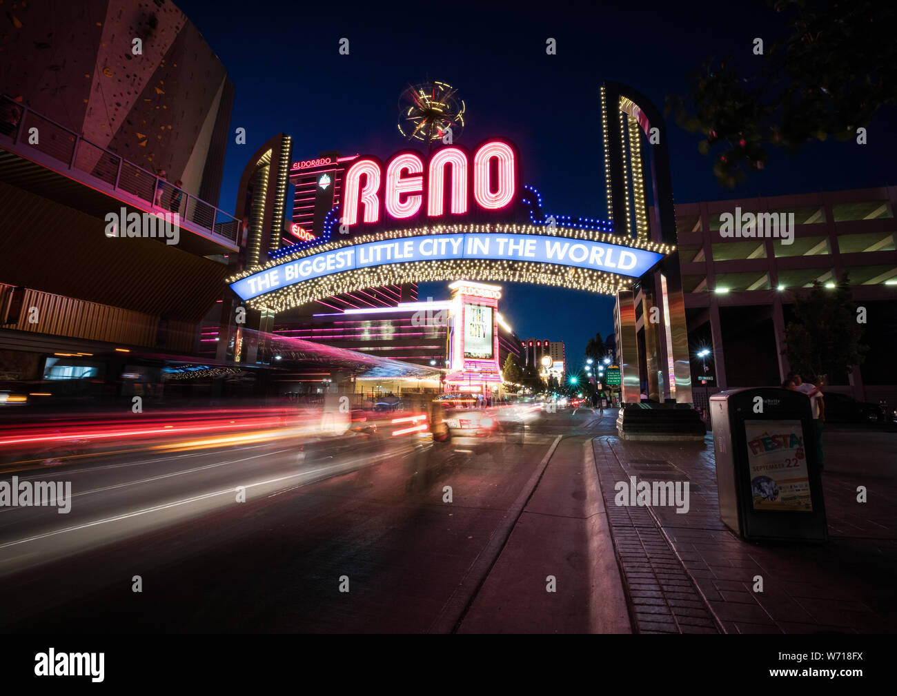 La larga exposición del centro de Reno, Nevada en la noche. Foto de stock