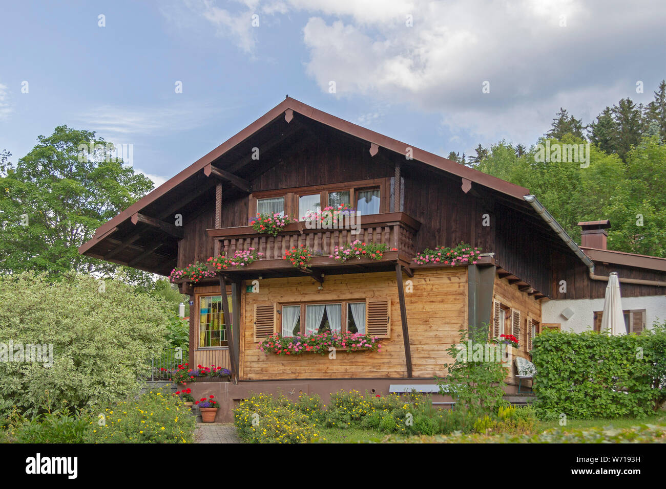 Casa de madera, Bayerisch Eisenstein, Bayerischer Wald, Baviera, Alemania Foto de stock