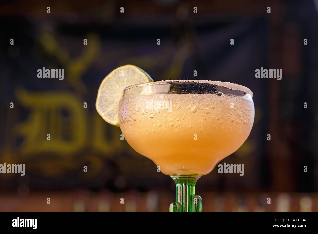 darse cuenta Testificar salto Margarita' es un cóctel con tequila, con limón o jugo de limón, el licor de  cítricos - triple-sec, y hielo. Se clasifica como una bebida para todo el  día Fotografía de stock -