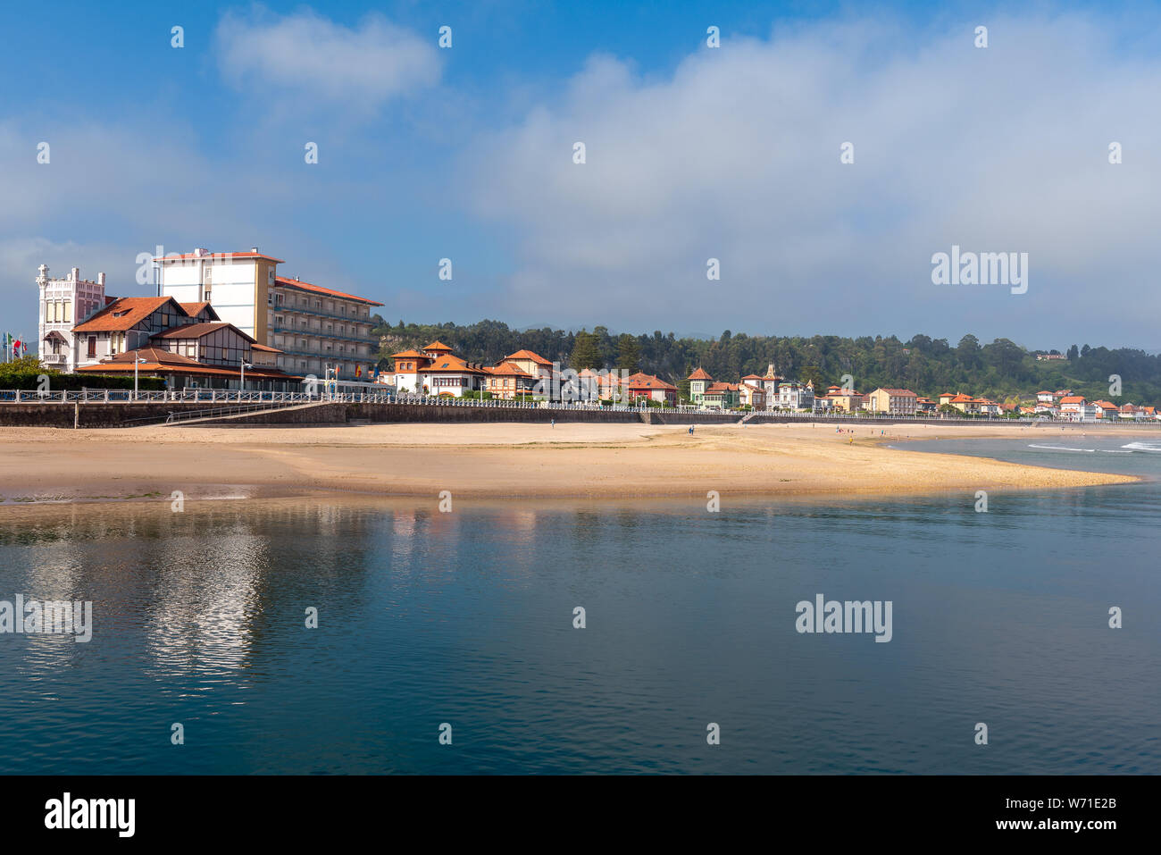 Panorama de Ribadesella aldea y playa de Santa Marina, Asturias, España Foto de stock