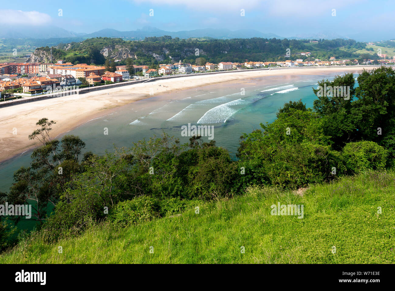 Panorama de Ribadesella aldea y playa de Santa Marina de montaña Corberu, Asturias, España Foto de stock