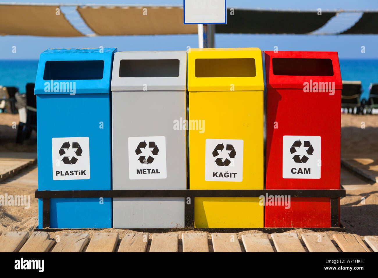 Tanques Contenedores de diferentes colores para la recogida selectiva de  residuos y basura en la playa Fotografía de stock - Alamy
