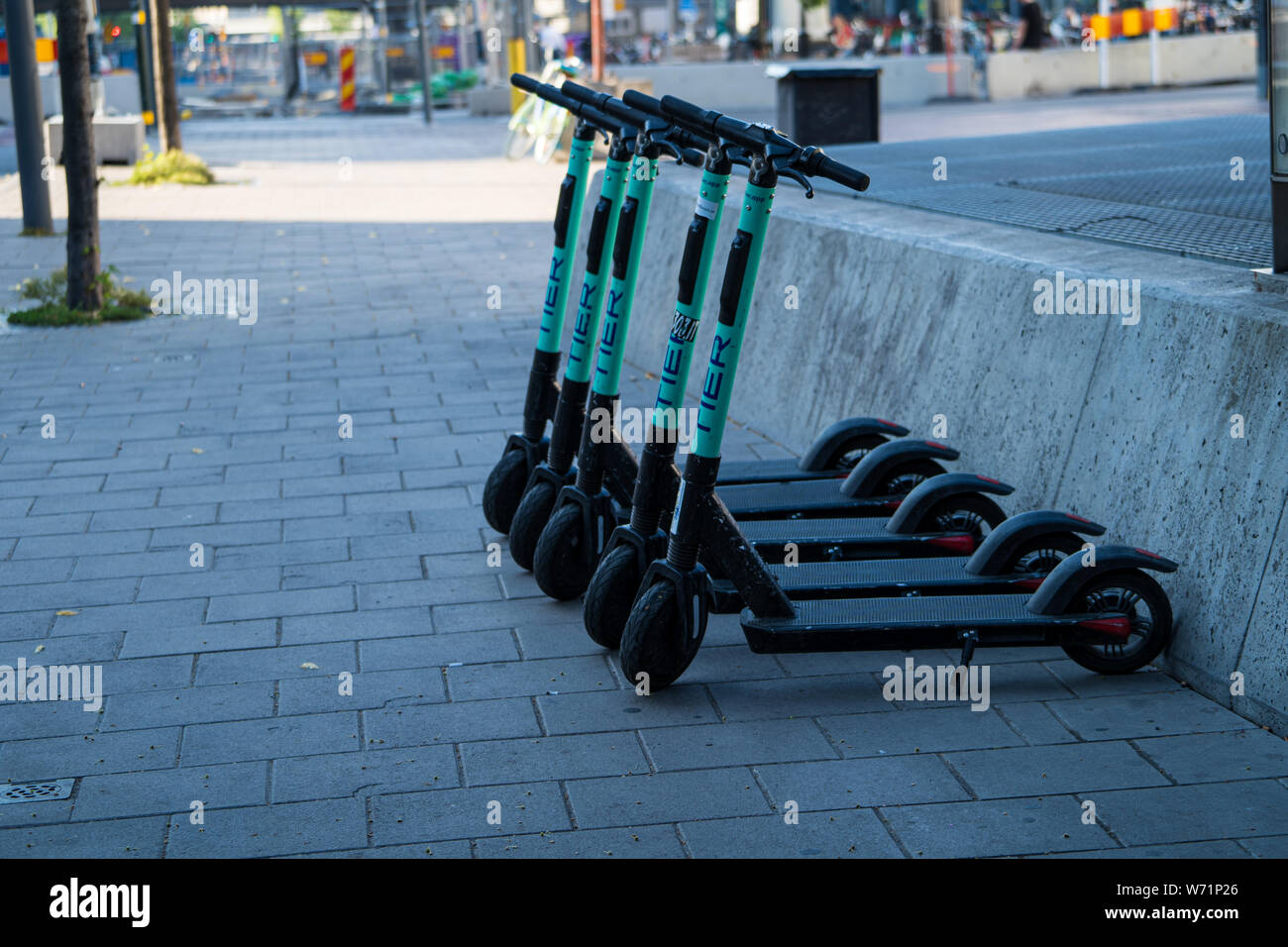 Scooters eléctricos para uso público en una calle de Estocolmo, Suecia.  Transporte sostenible de emisiones cero Fotografía de stock - Alamy