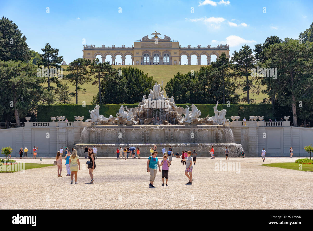 La fuente de Neptuno con la Gloriette detrás de Schonnbrunn jardines en un día soleado de verano Foto de stock