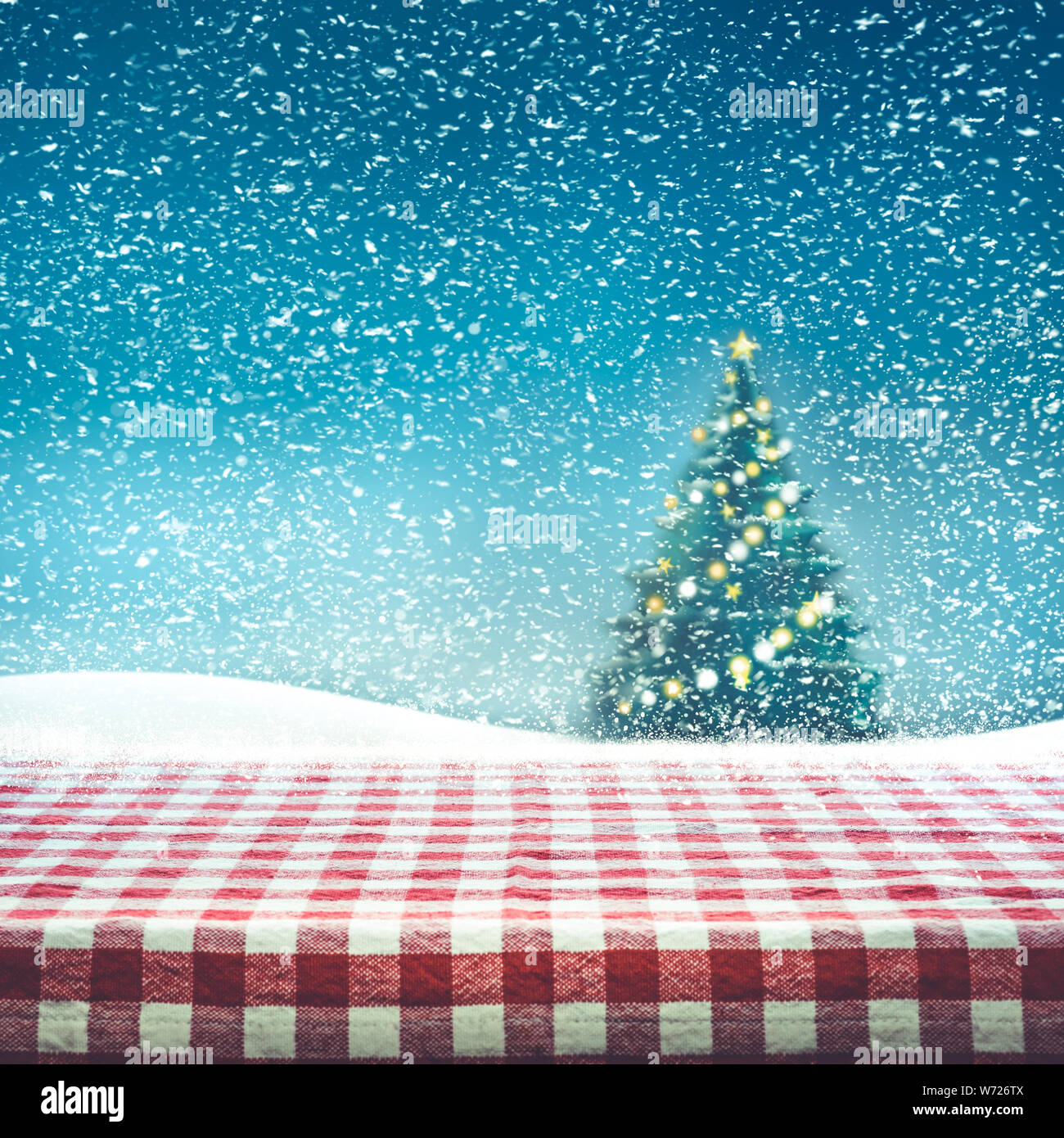 Vista superior de la textura mantel cuadriculado con nevadas en árbol de  navidad fondo.para decoración de Navidad o año nuevo conceptos Fotografía  de stock - Alamy