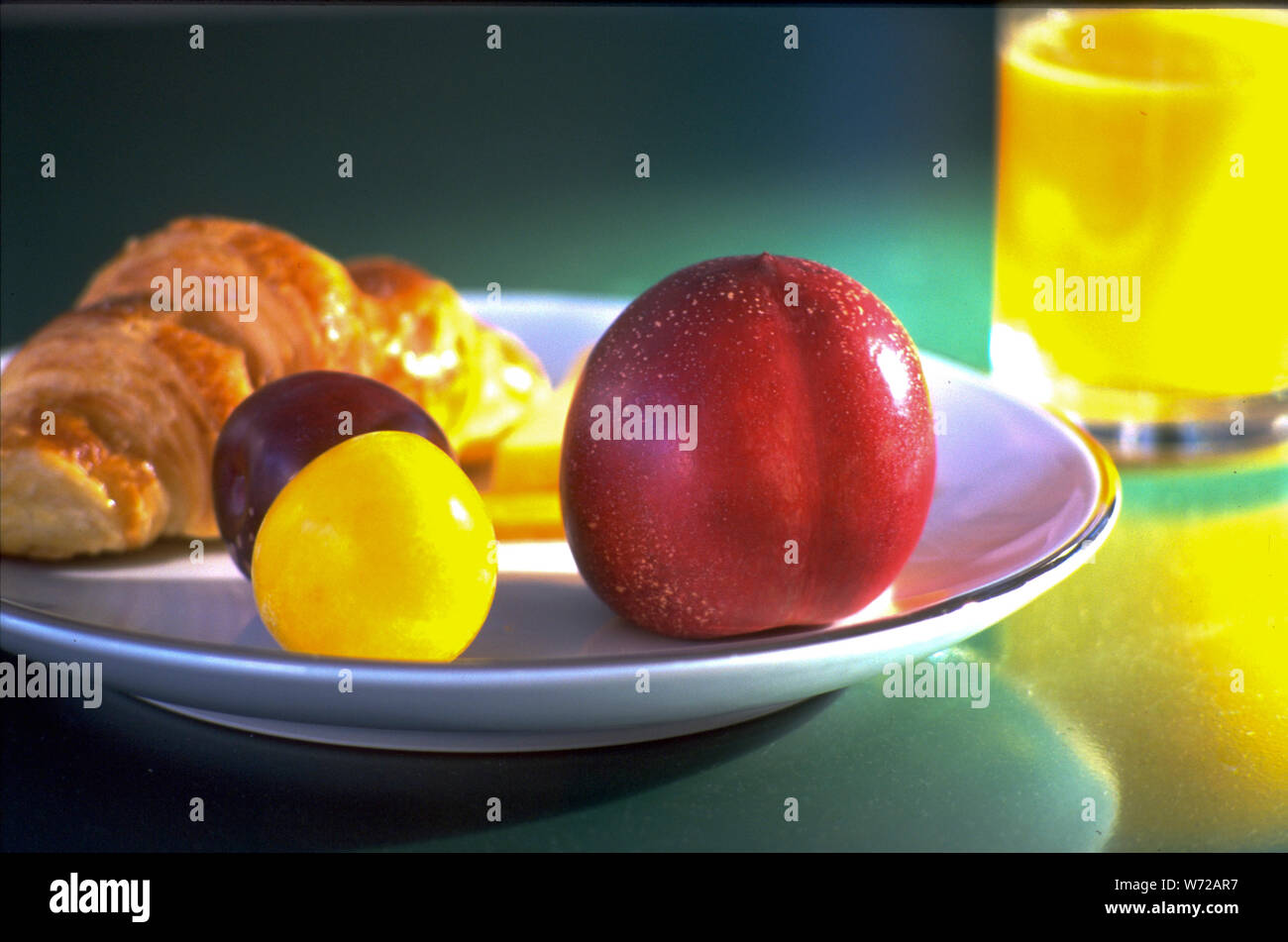 Los franceses mantienen su desayuno ligero. Pan, siendo la grapa, jugo de naranja, frutas y quesos ocasionales son algunas de las opciones. Foto de stock