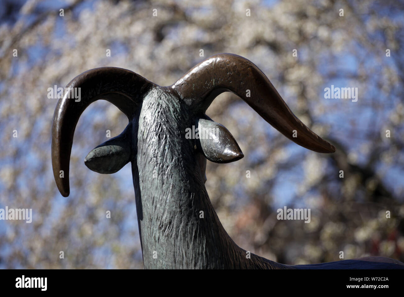 Escultura de cabra por Gerhard Rommel, Rostock Foto de stock