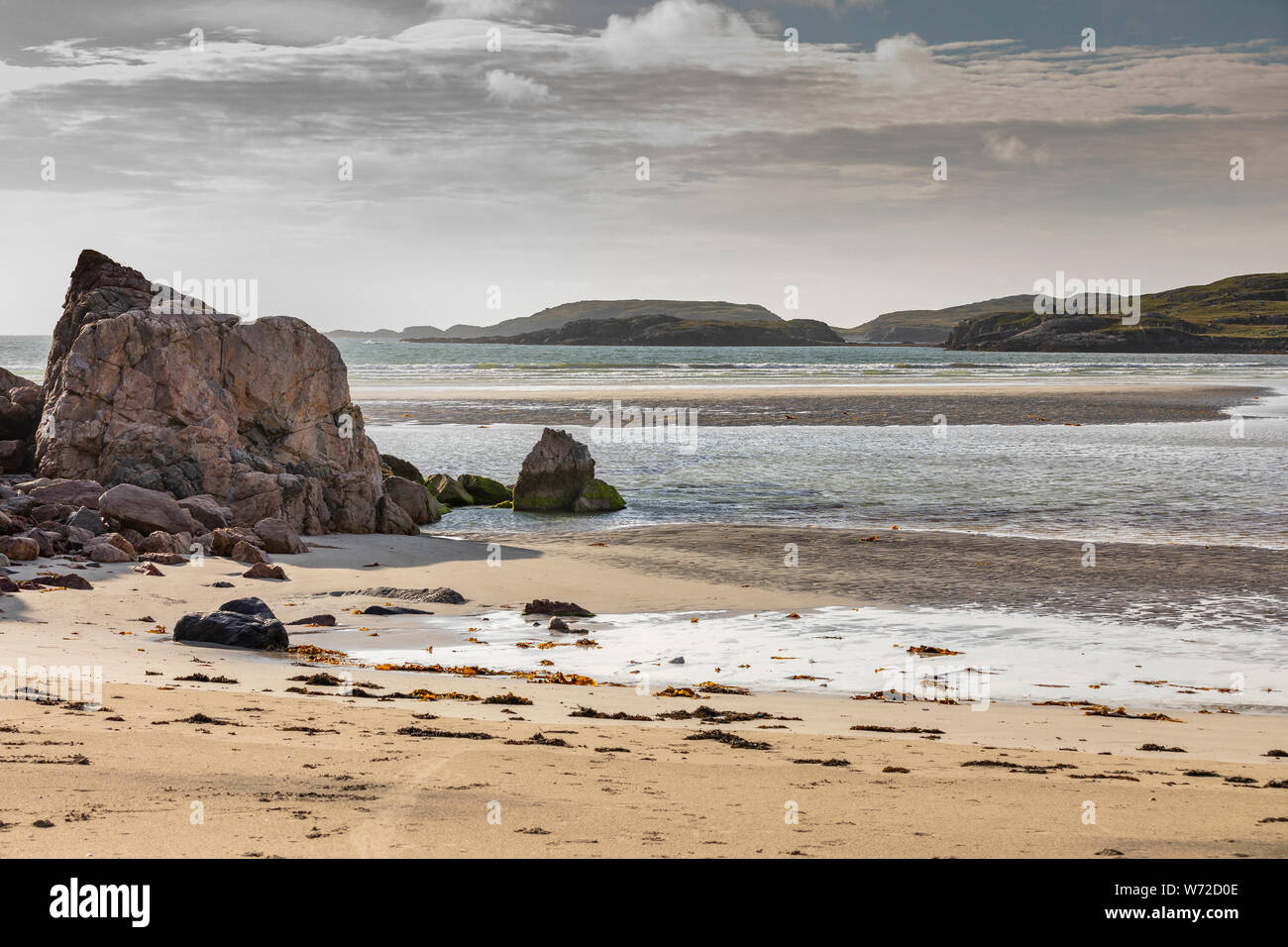 Playa de arena con dune grass en Escocia, la isla de Lewis con marea baja. Foto de stock