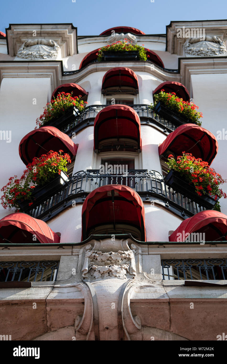 Balcón rojo cubiertas, el Hotel Diplomat, Estocolmo, Suecia Foto de stock