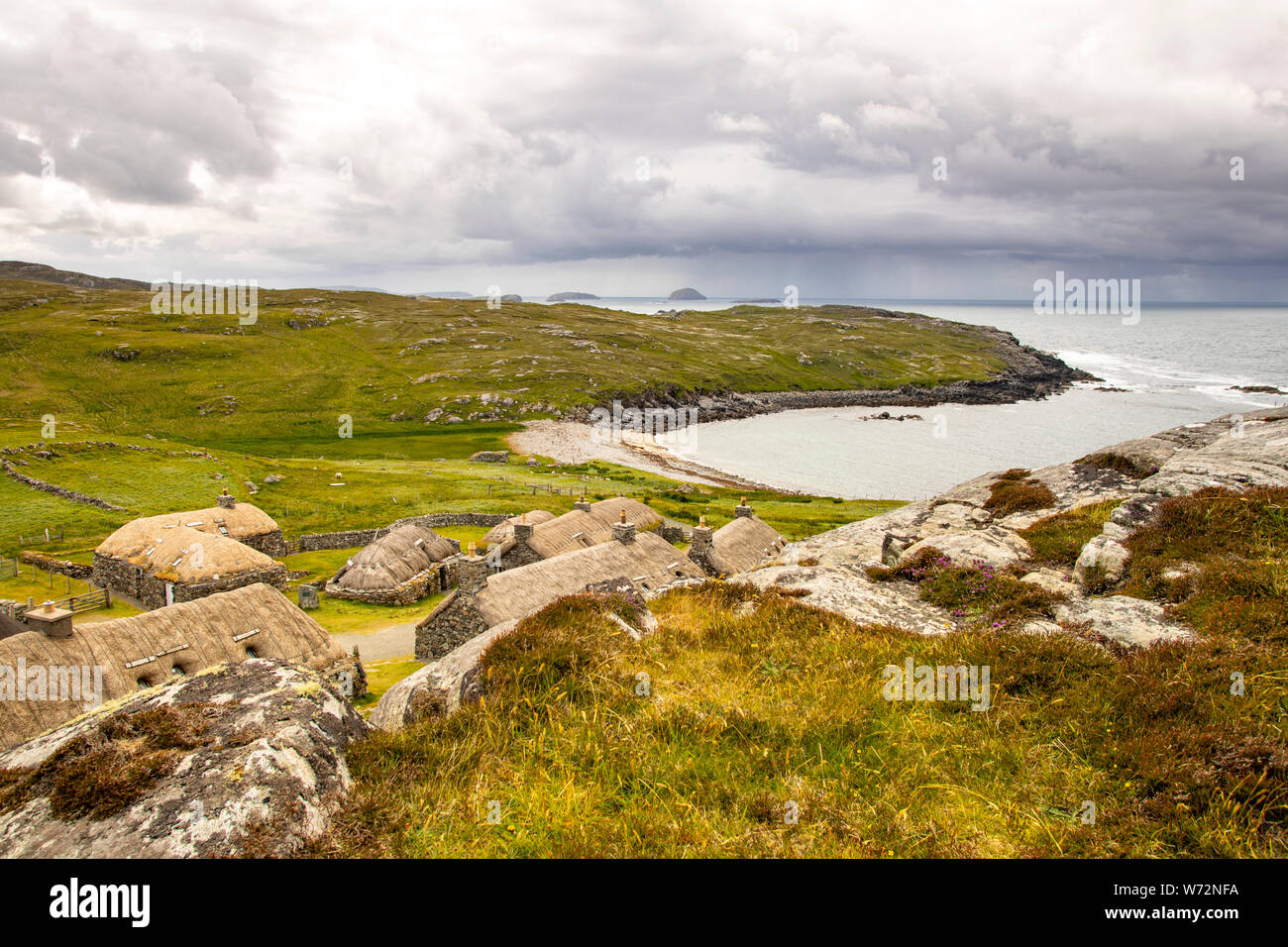 Casa rural con casas con techo de paja en la isla de Lewis en una dorada luz del atardecer Foto de stock