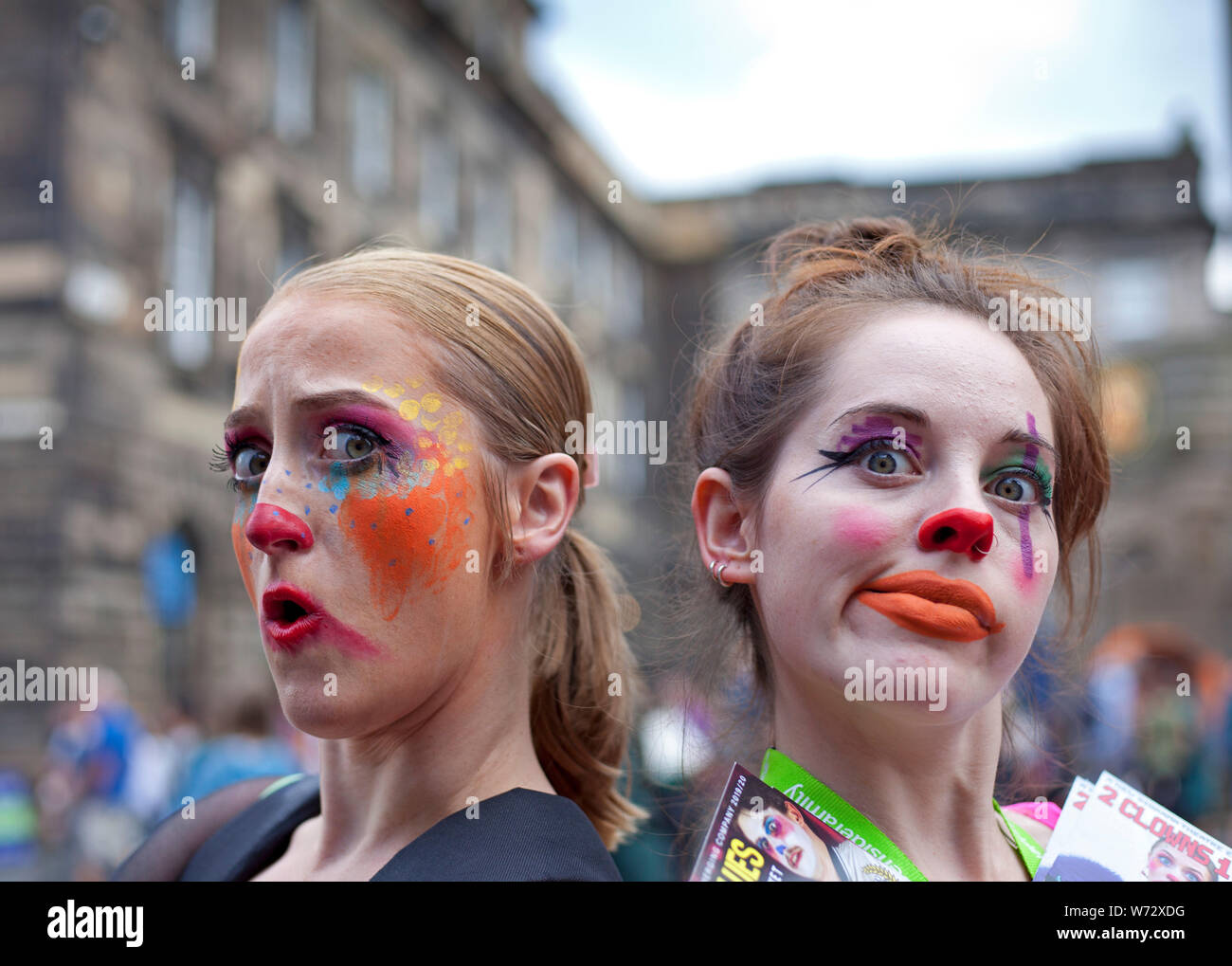 Fringe Festival de Edimburgo, Escocia, Reino Unido. El 4 de agosto de 2019. Diversos actos coloridos estaban fuera en la calle alta promoción de sus espectáculos de teatro, fotografía, dos miembros del elenco de Bost-Uni Plues por feo cuchara. Foto de stock