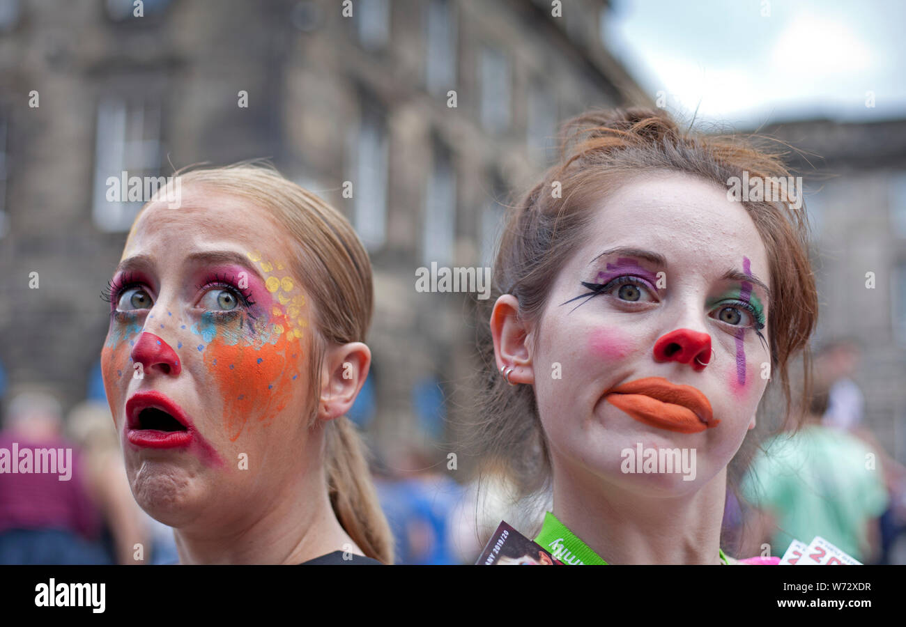 Fringe Festival de Edimburgo, Escocia, Reino Unido. El 4 de agosto de 2019. Diversos actos coloridos estaban fuera en la calle alta promoción de sus espectáculos de teatro, fotografía, dos miembros del elenco de Bost-Uni Plues por feo cuchara. Foto de stock