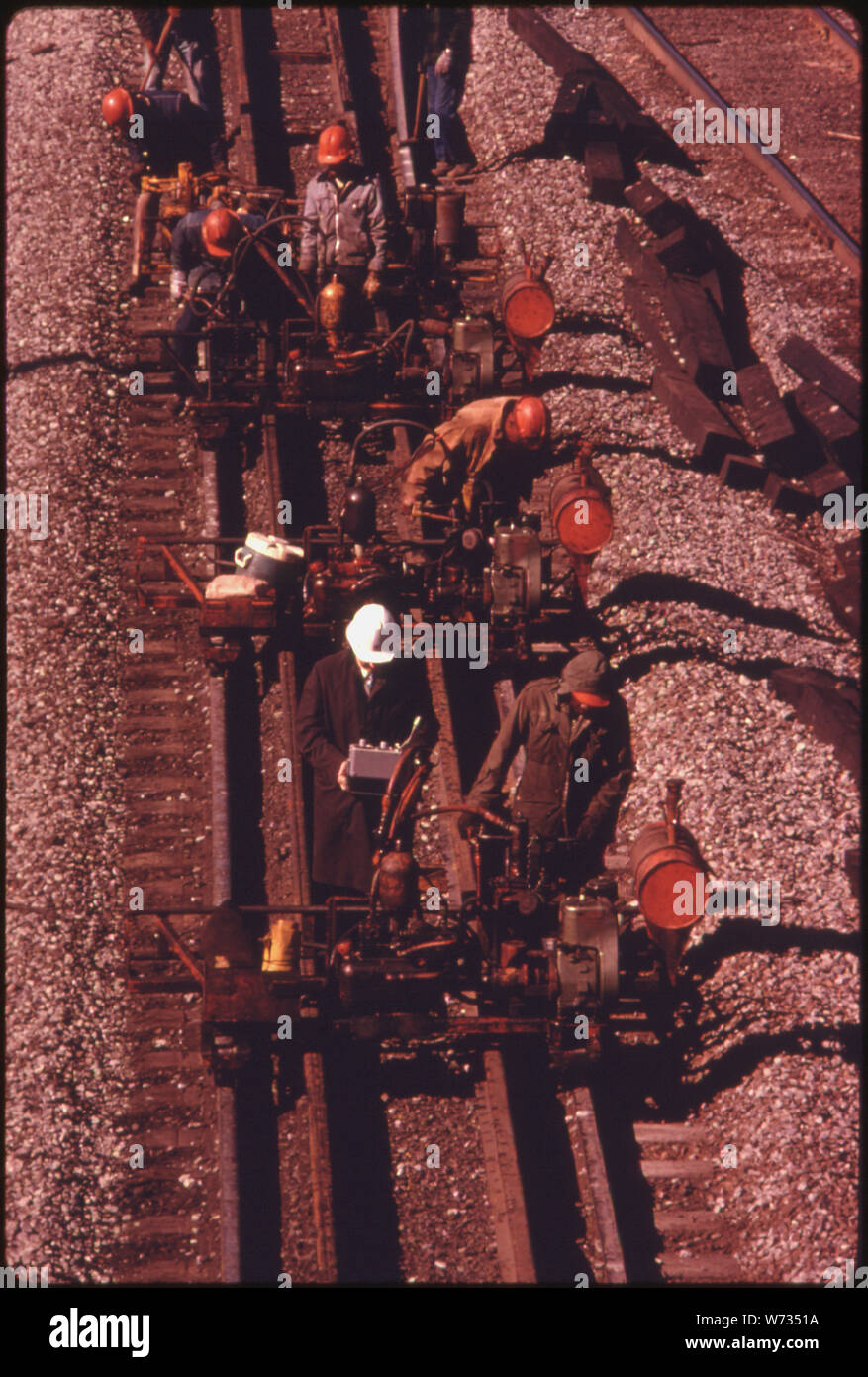 SOUTHERN RAILWAY derecho de tripulación de trabajo con maquinaria sentando nuevo cuarto de milla largas secciones de carril para reemplazar la antigua pista corta. En un buen día, cuando la tripulación no tiene que dejar de trabajar demasiadas veces para permitir que los trenes pasan en vía paralela, pueden sentar un poco menos de dos millas de la vía soldada por día. En 1974, el sur tuvo un promedio de cuatro equipos de 50 a 55 hombres cada uno de ellos trabaja en el sistema de 10,531 km de vía Foto de stock