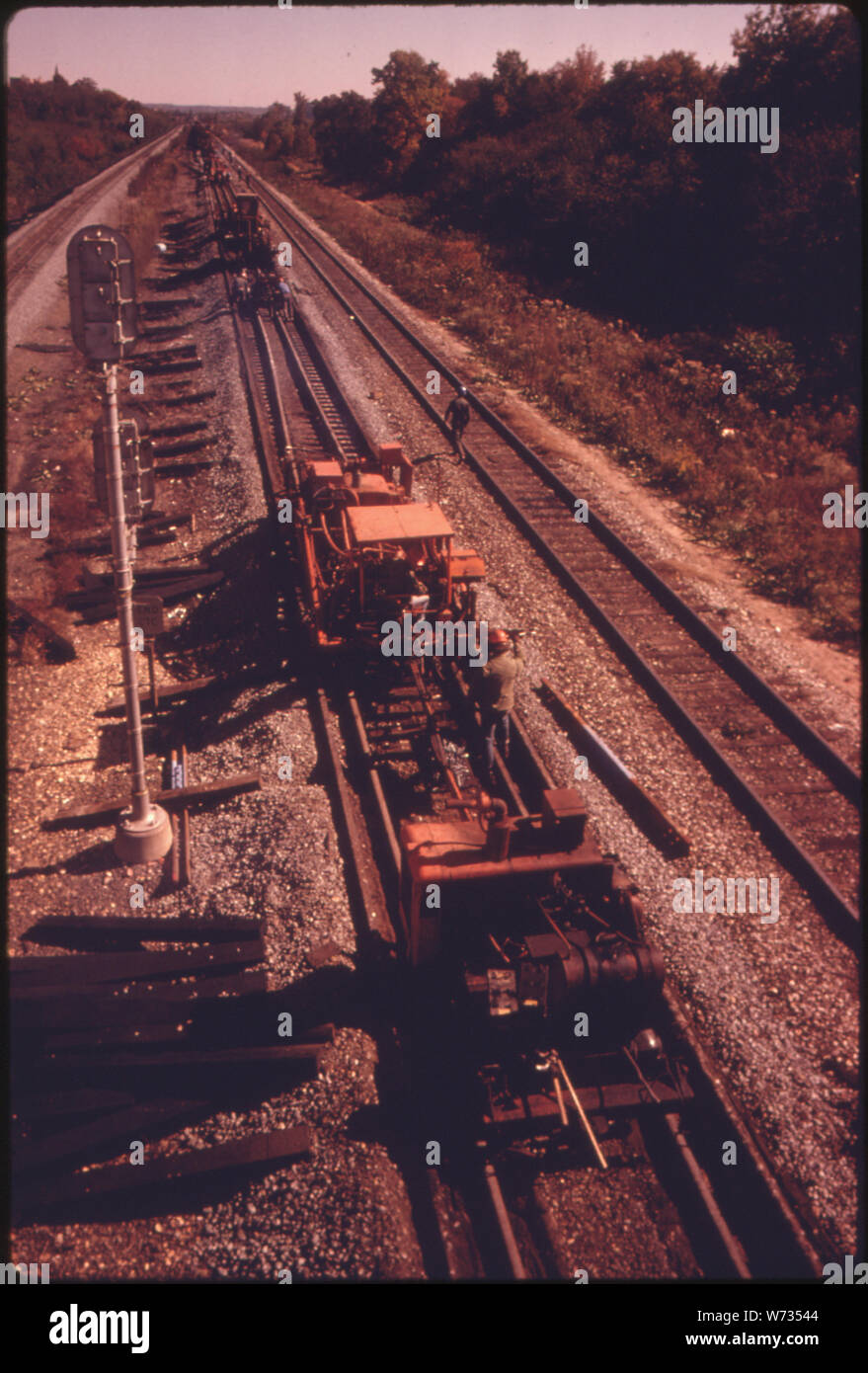 SOUTHERN RAILWAY DERECHO DE EQUIPO DE TRABAJO, con el equipo utilizado en el establecimiento de nuevos cuarto de milla largas secciones de carril para reemplazar la antigua pista corta. En 1974, la empresa pasó de 18,6 por ciento de sus ingresos en el mantenimiento de las vías, las más altas de la industria. Ese año el sur sentó 91,808 toneladas de rampa y colocó 2,278,318 lazos del ferrocarril. La máxima velocidad segura en la empresa vía generalmente es de 60 millas por hora para la totalidad de 10,531 millas DEL SISTEMA Foto de stock
