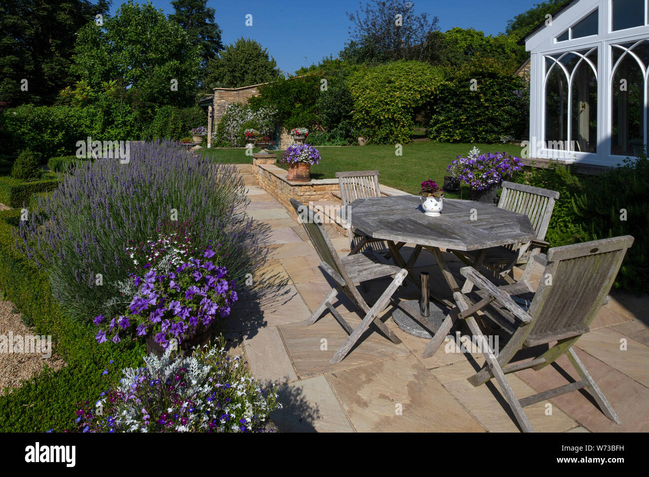 Asientos al aire libre en el jardín inglés, Inglaterra Foto de stock