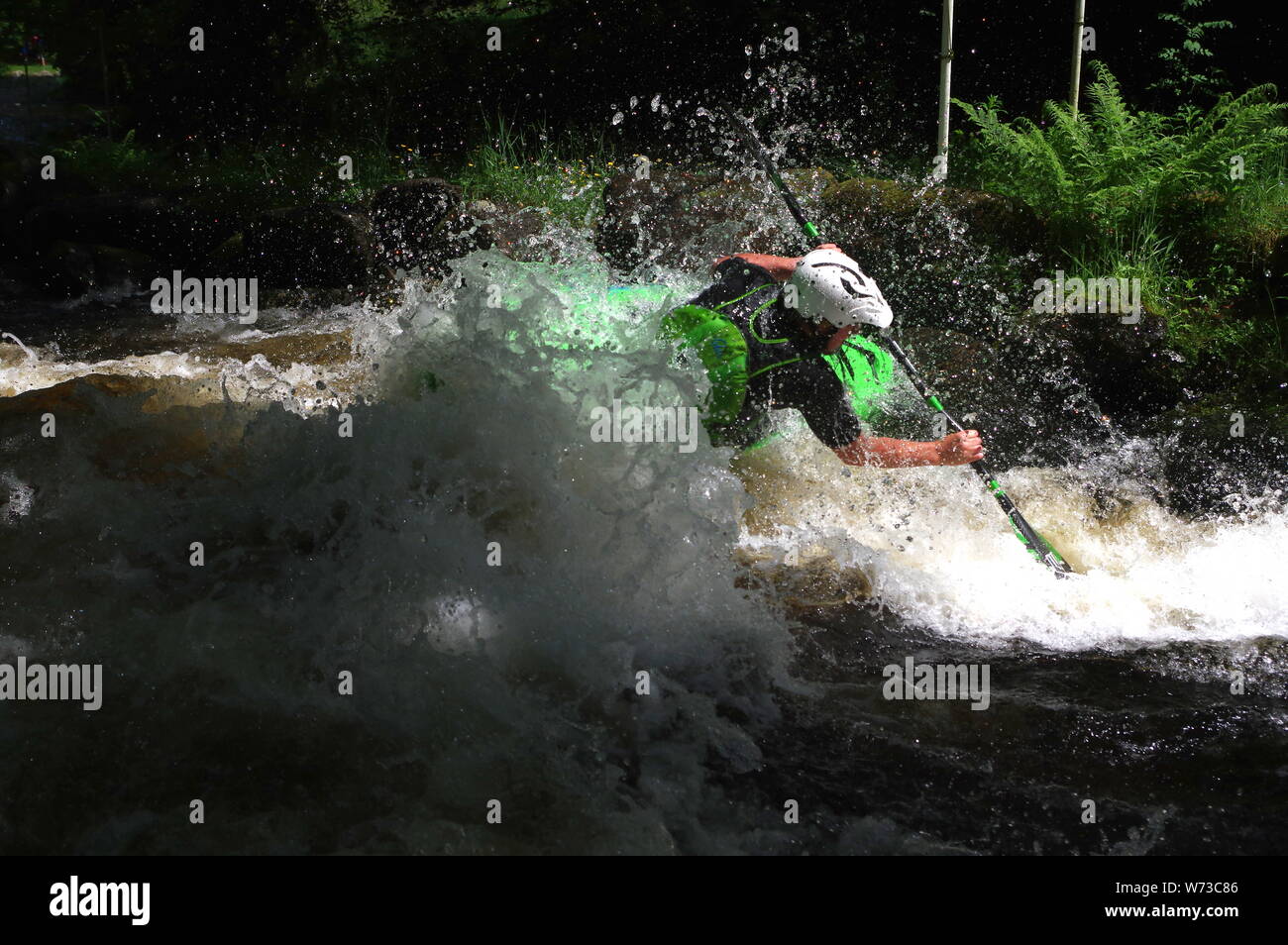 Whitewater playboater Foto de stock