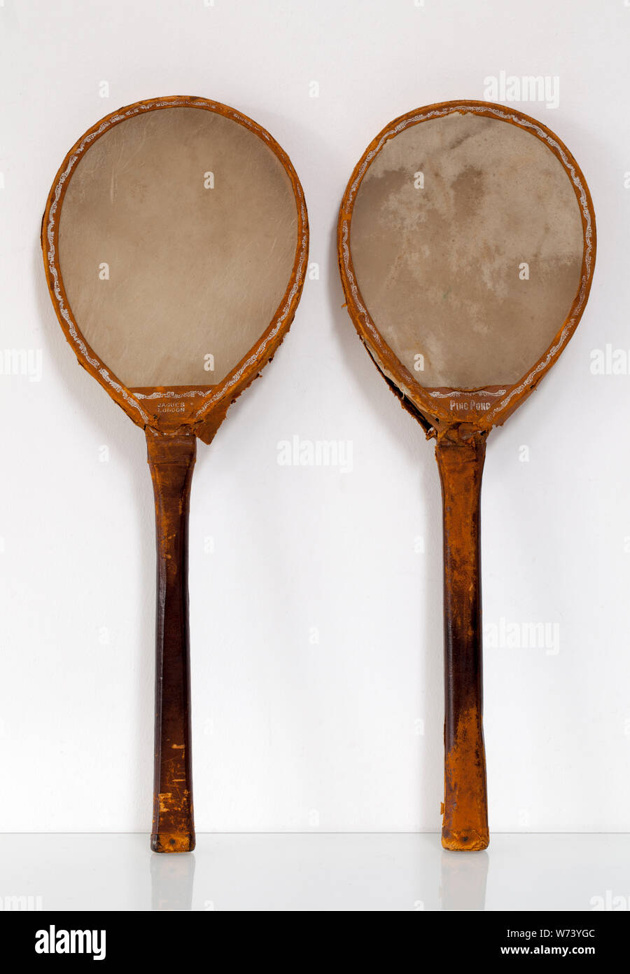 burbuja trono carga Vintage Antique British Ping Pong o tenis de mesa murciélagos - hecha por  Jaques London Fotografía de stock - Alamy