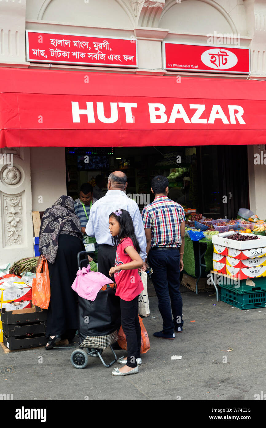 Escena callejera, Hut Bazar, Whitechapel Road, Londres, Inglaterra, Reino Unido. Foto de stock