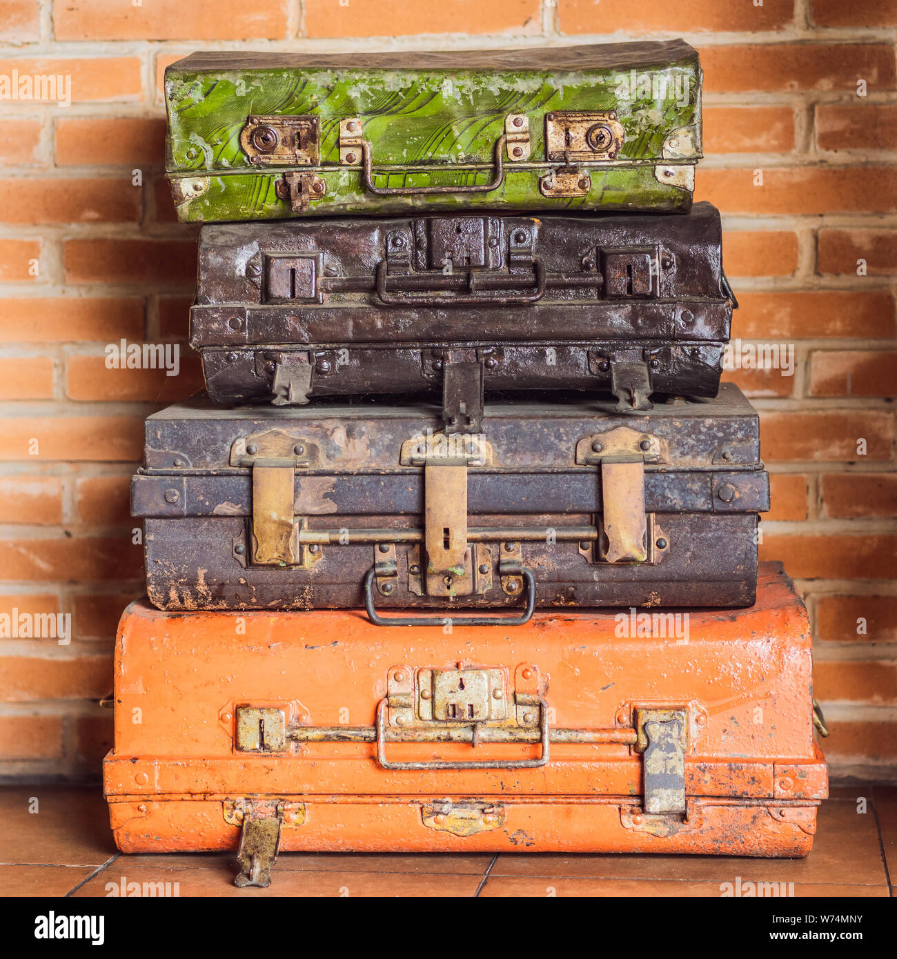 Collage retro de maletas de viaje. Conjunto de viejas maletas. Maleta retro  marrón y negro. Vintage de equipaje. Vintage bolsas de viaje Fotografía de  stock - Alamy