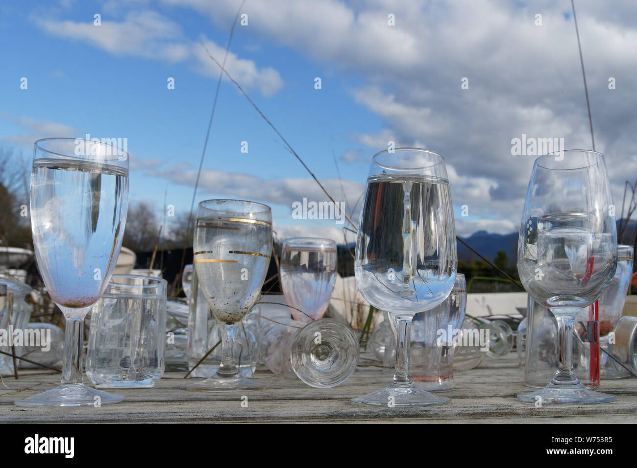 Motueka, Tasmania y Nueva Zelanda - Agosto 2, 2019: el vino de vasos llenos de agua de lluvia en un centro de reciclaje. Foto de stock