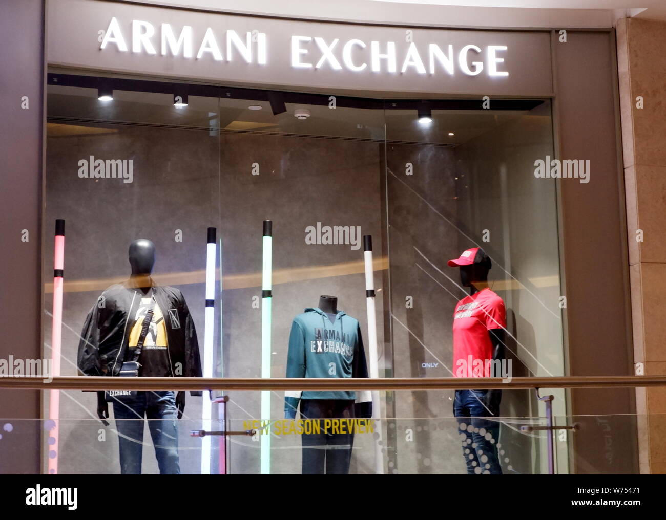 Una vista de una tienda de ropa Armani Exchange recién inaugurado en el  Quest Mall en Kolkata Fotografía de stock - Alamy
