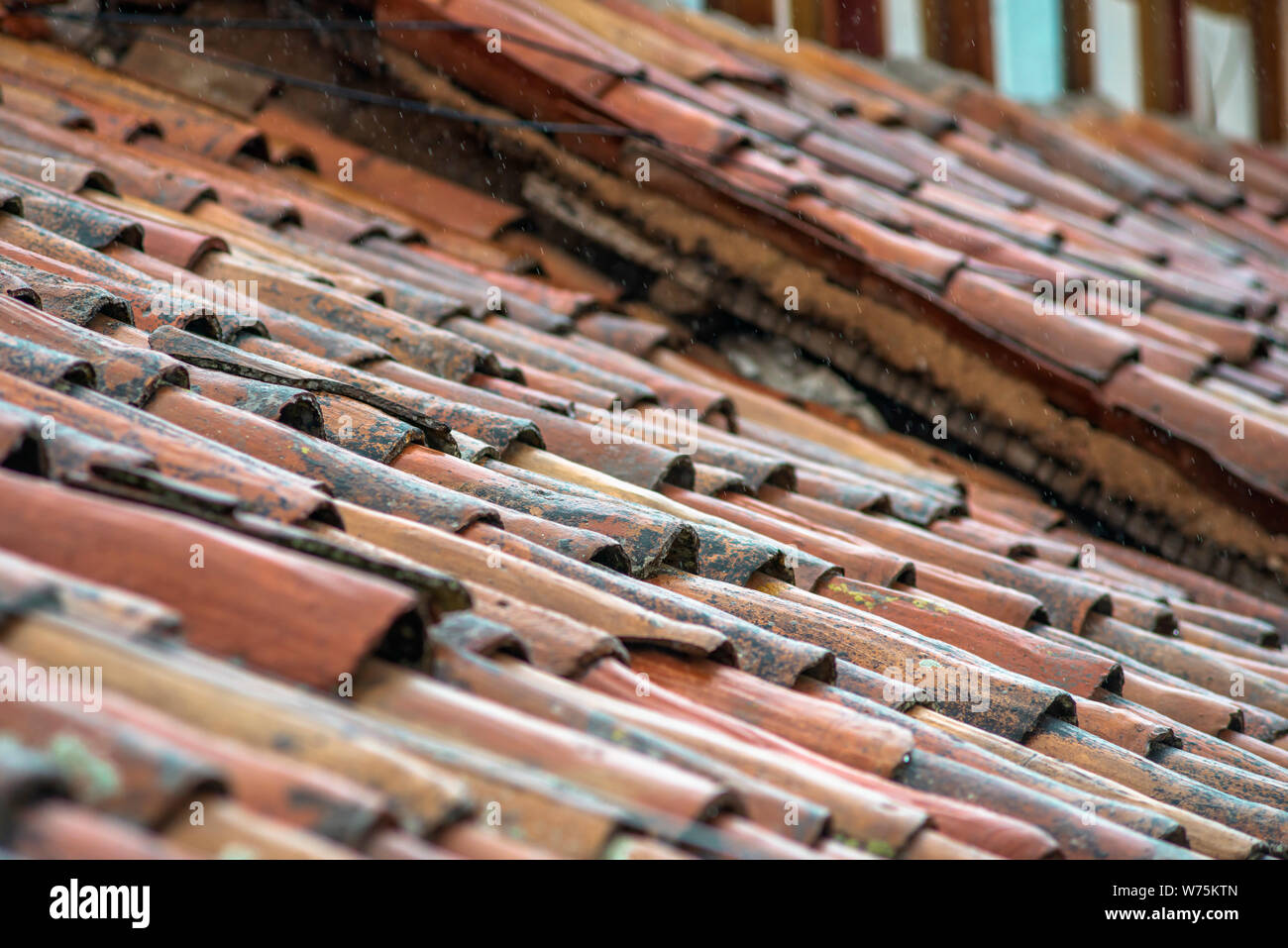 Antiguos techos de tejas de arcilla antecedentes desde Cusco, Peru. Foto de stock