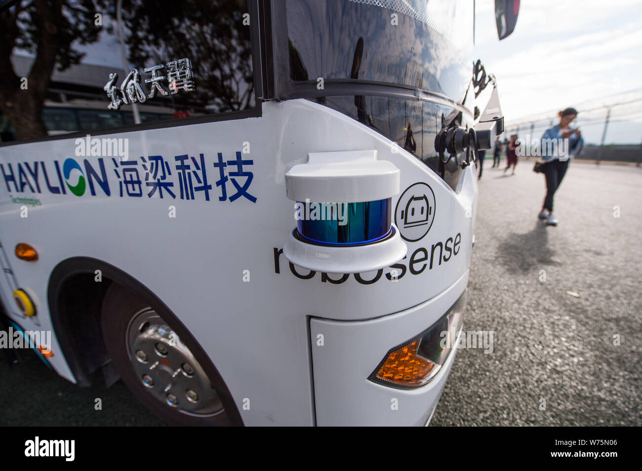 Detalles de una auto-conducir un autobús en una calle durante las operaciones de prueba en la ciudad de Shenzhen, en el sur de la provincia china de Guangdong, el 2 de diciembre de 2017. Un auto-drivin Foto de stock