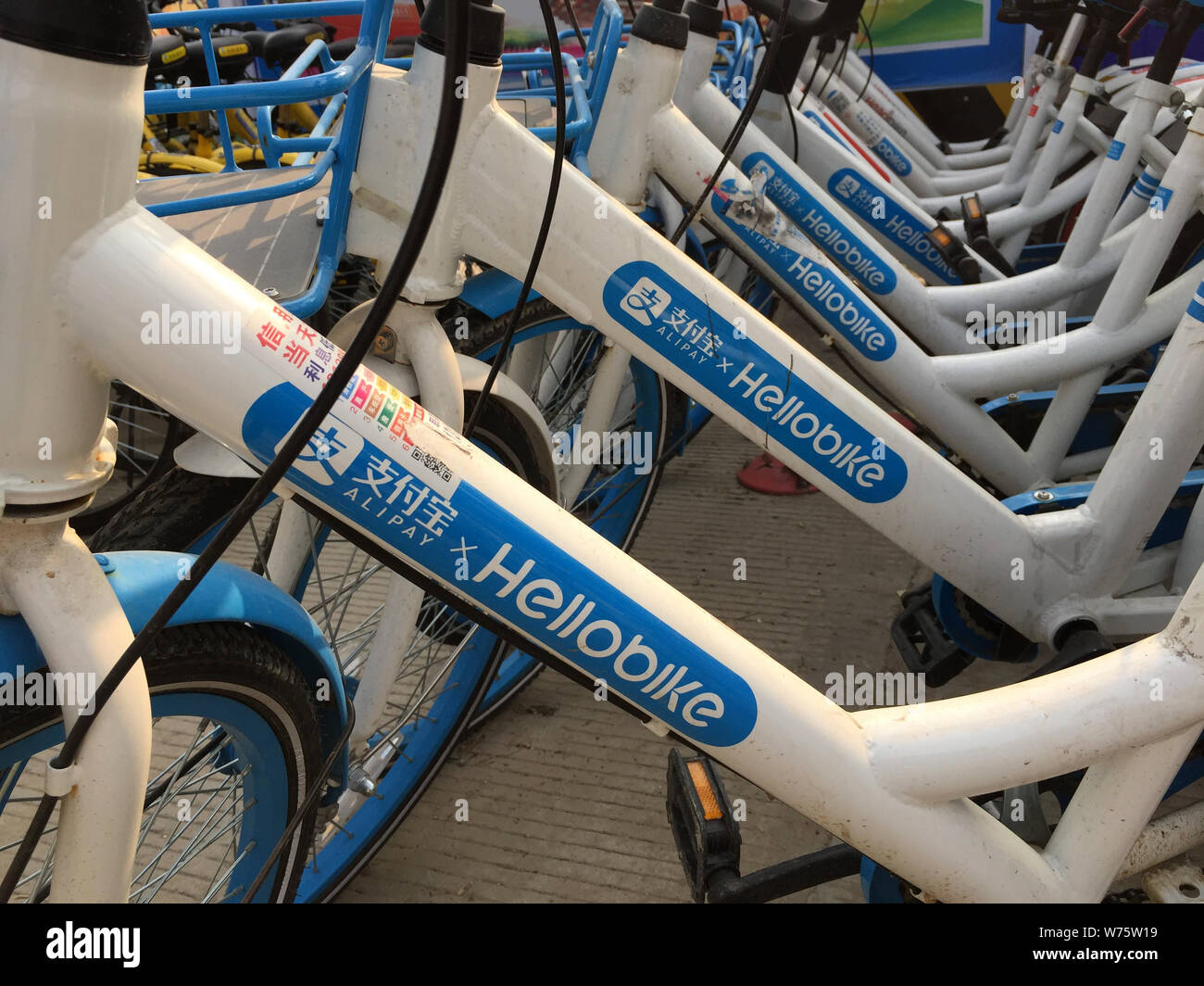 --Archivo-bicicletas de servicios de intercambio de bicicletas chinas Hellobike están alineadas en una calle en la ciudad de Wuhan, provincia de Hubei en China central, 27 de octubre de 2017. Foto de stock