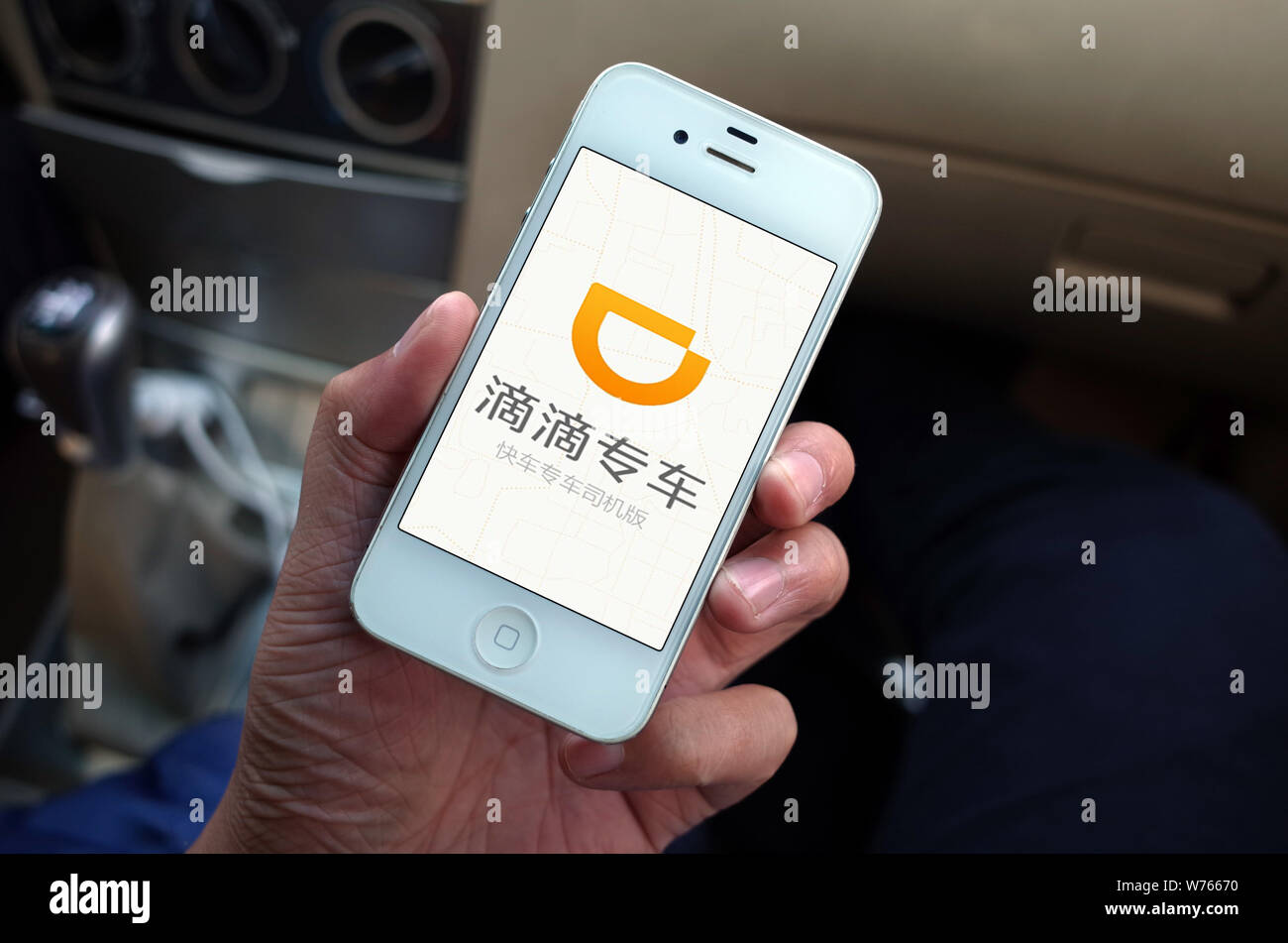 --FILE -- un Pasajero usa la app de Chinos de automóviles procedentes de servicio en su smartphone Didi un automóvil en la ciudad de Ji'nan, provincia de Shandong, en el este de China, el 2 de octu Foto de stock
