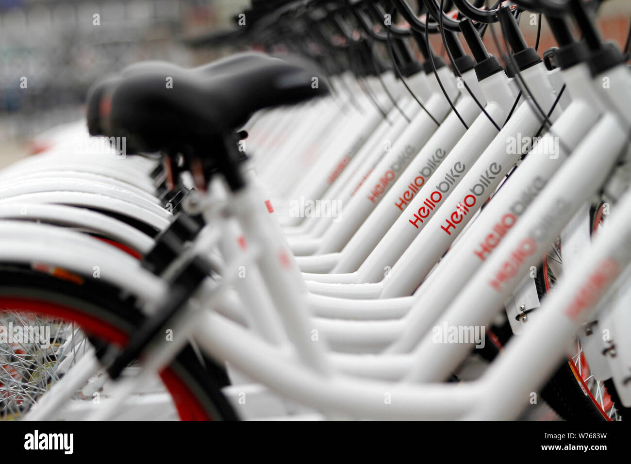 --Archivo-bicicletas de servicios de intercambio de bicicletas chinas Hellobike están alineadas en una calle en la ciudad de Nanjing, provincia de Jiangsu de China oriental, el 11 de abril de 2017. Foto de stock