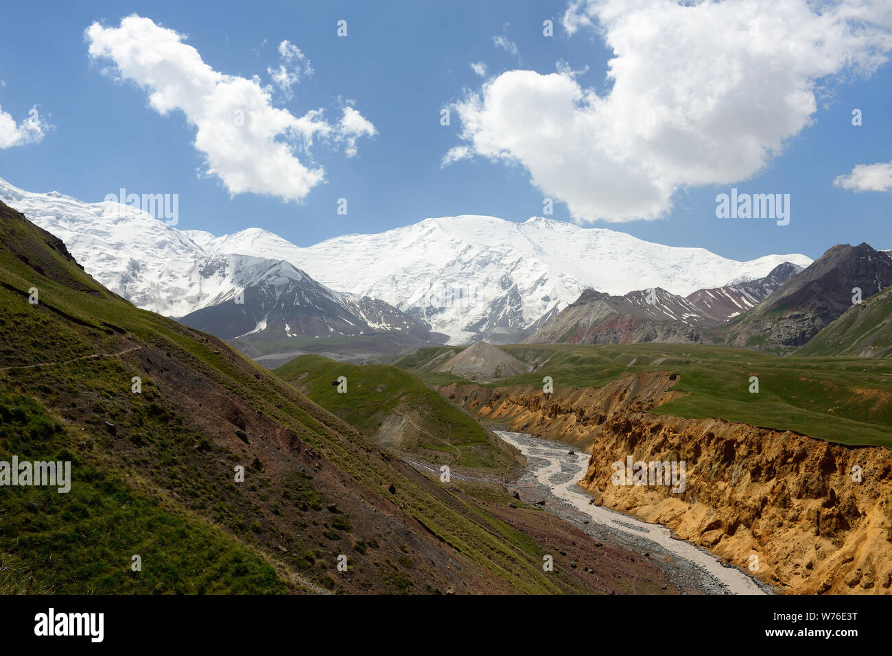 Las hermosas montañas del Pamir, trekking destino. Vista sobre el pico Lenin y el río, Kirguistán, en Asia Central. Foto de stock