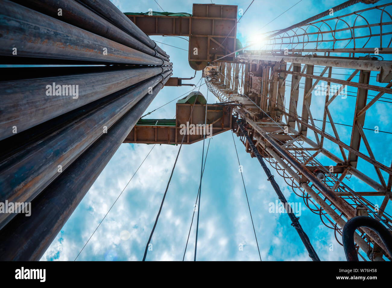 Plataforma de perforación de petróleo y gas onshore espectacular postre con cloudscape. Operación de equipos de perforación de petróleo en la plataforma petrolífera en la industria de petróleo y gas. Foto de stock