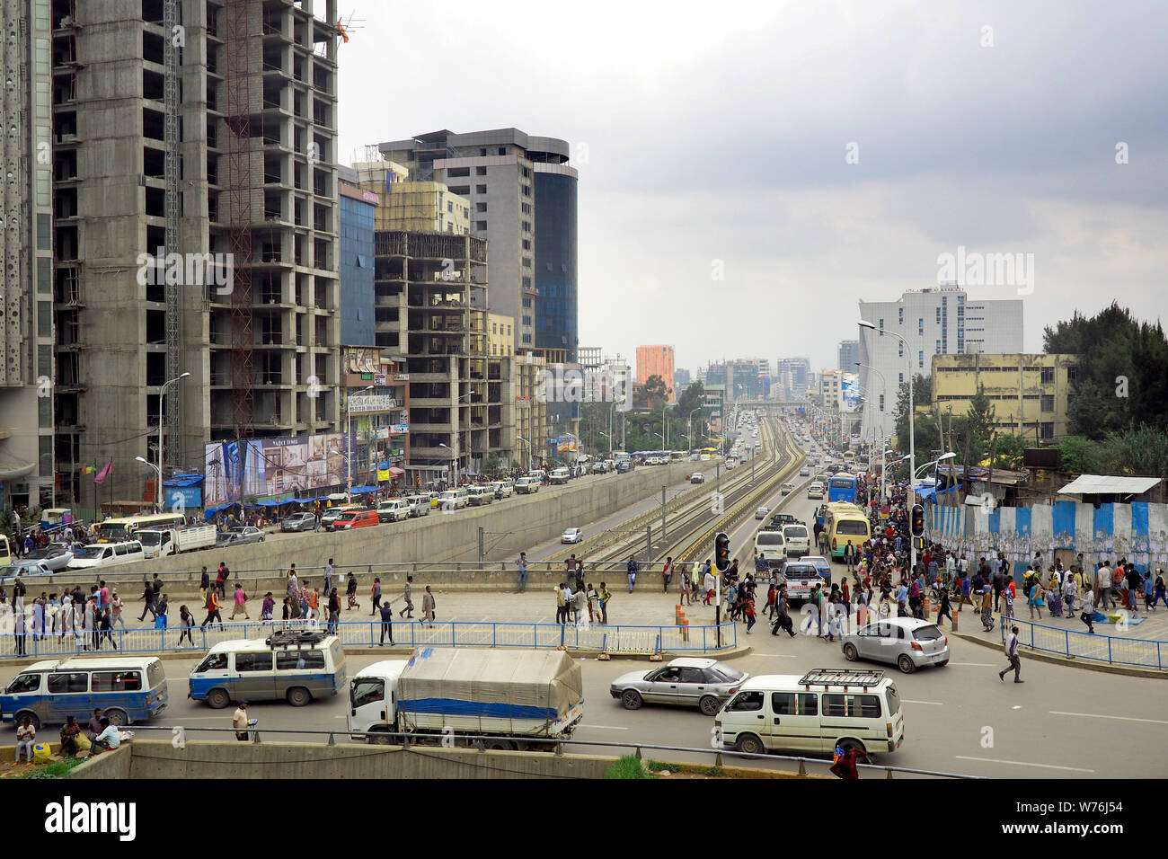 Addis Abeba, Etiopía, 18 de julio de 2019 : La gran ciudad de Addis Abeba, capital de Etiopía, es una de las ciudades de más rápido crecimiento en el continente africano. Foto de stock