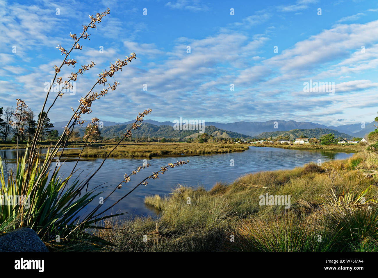 Karamea vistos desde el estuario pasarela Karamea, región de la costa oeste, Nueva Zelanda. Foto de stock