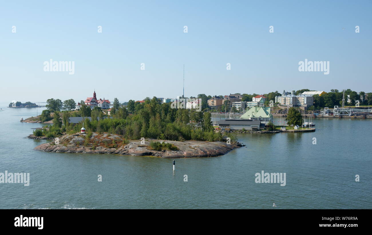 Vistas a las islas (Blekholmen Valkosaari) y Luotuo (Klippan) en el puerto sur de Helsinki, Finlandia Foto de stock