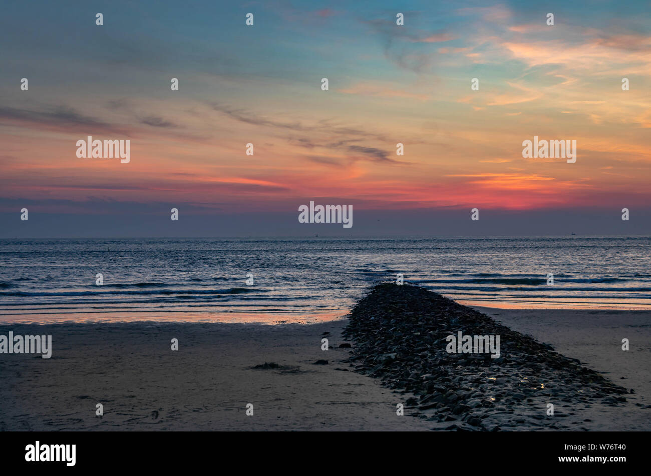 Vista del atardecer en la playa de arena de la isla norderney, viajes Alemania Foto de stock