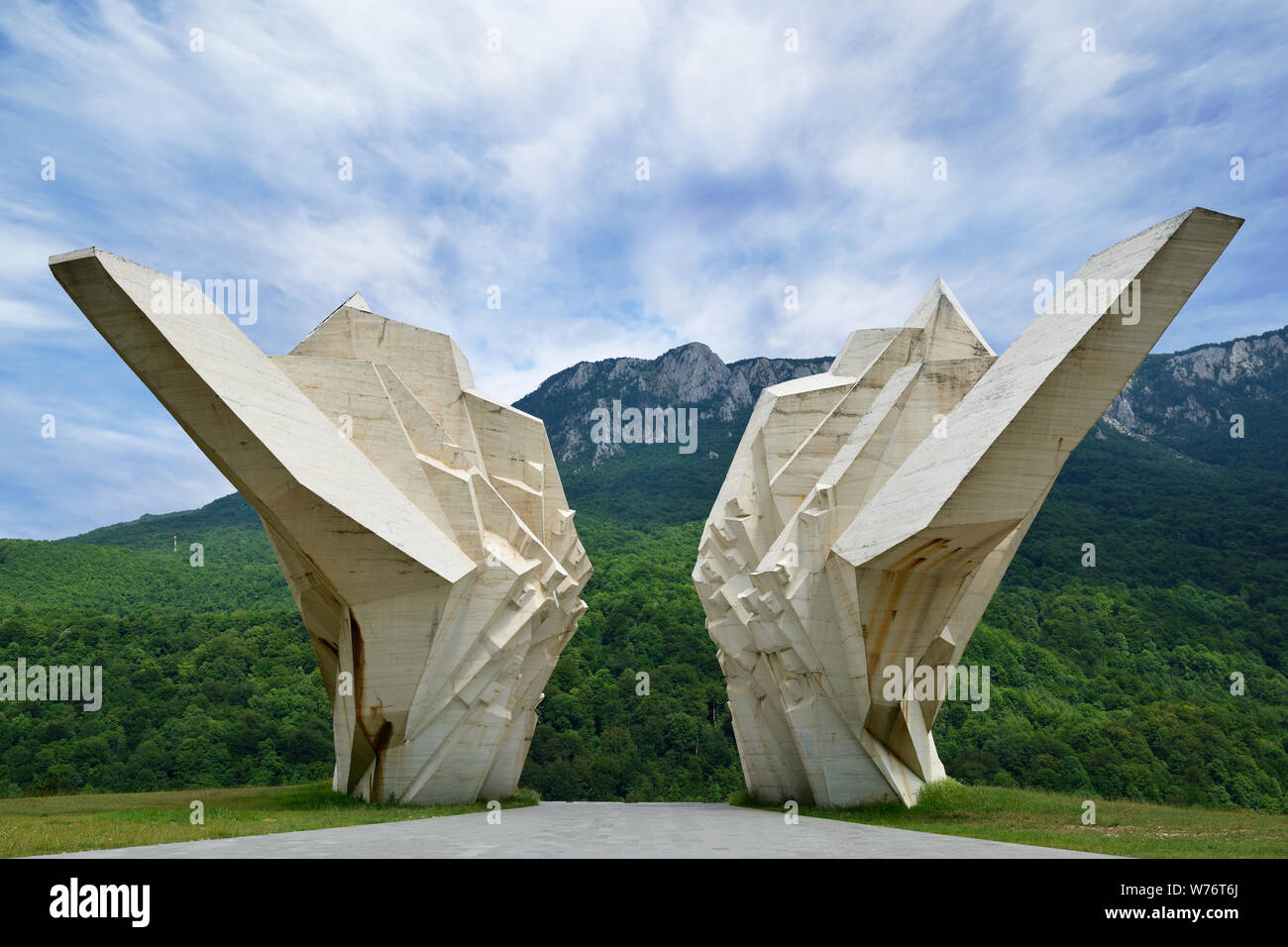 Monumento, Tjentiste Sutjeska, Bosnia Herzegovina. Un memorial de guerra construido para conmemorar a los caídos en la batalla de Sutjeska en 1943 Foto de stock