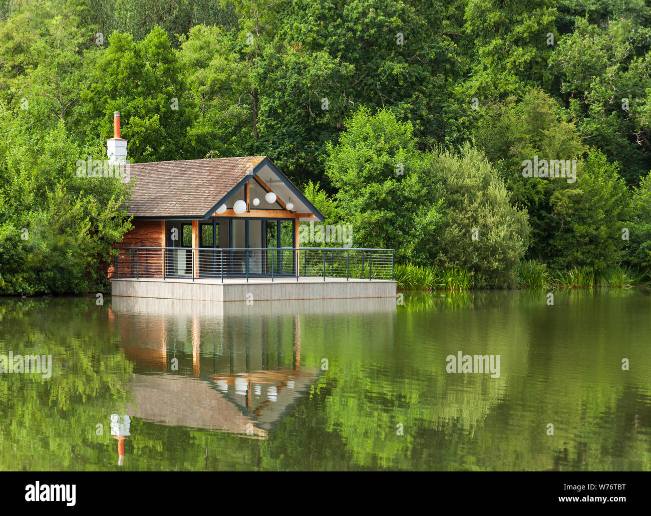 Moderna cabaña junto al lago. Foto de stock