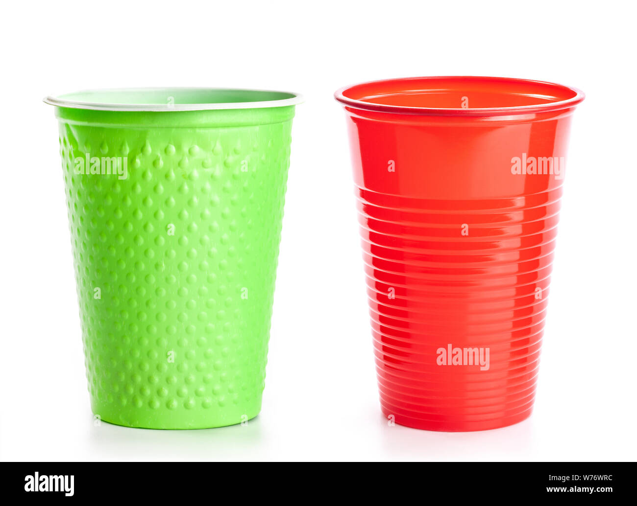 Vasos de plástico verde y rojo aislado sobre fondo blanco Fotografía de  stock - Alamy
