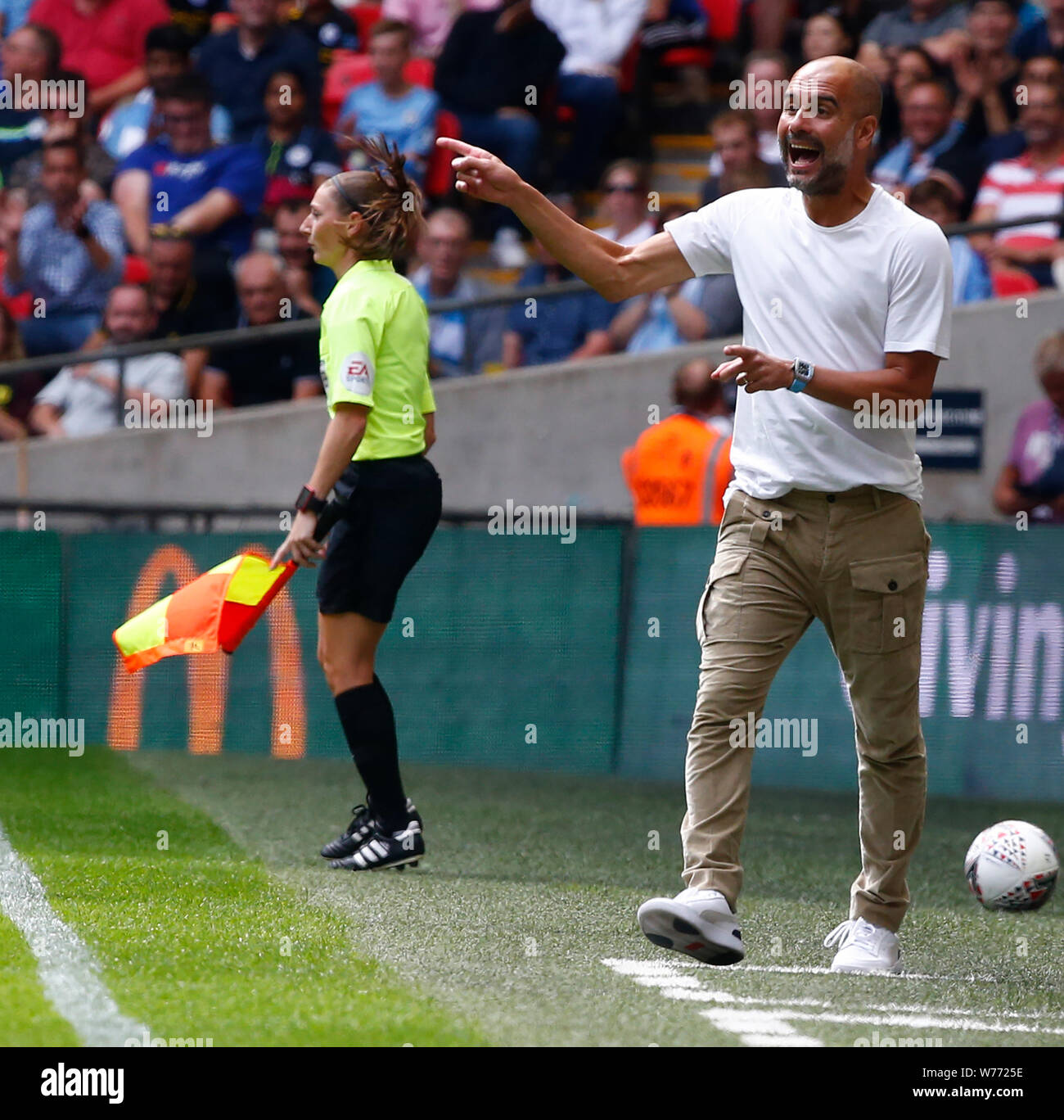 Londres, Inglaterra - Agosto 04: entrenador Pep Guardiola de Manchester City mira durante la FA Community Shield partido Liverpool y City en estadio de Wembley el 4 de