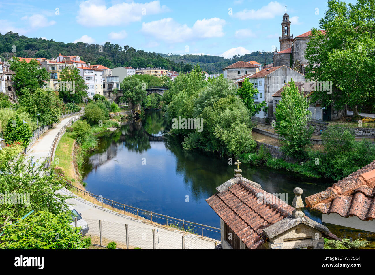 La ciudad de Ribadavia, en la confluencia del río Avia y del río Miño en la provincia de Ourense, Galicia, España Foto de stock