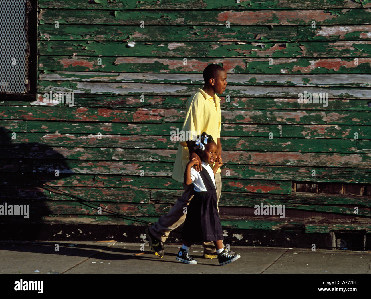 Un chico escorts su hermana menor a la escuela en Nueva Orleáns, Luisiana  descripción física: 1 Transparencia : color ; 4 x 5 in.) o menos. Notas:  Título, Fecha y palabras clave